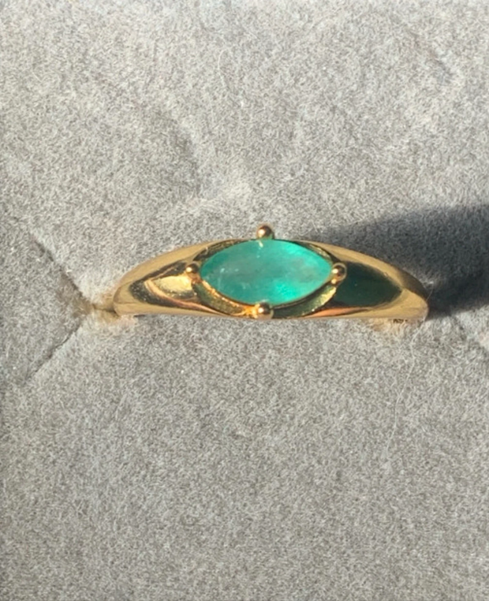 Anillo de plata 925 chapado en oro con esmeralda natural